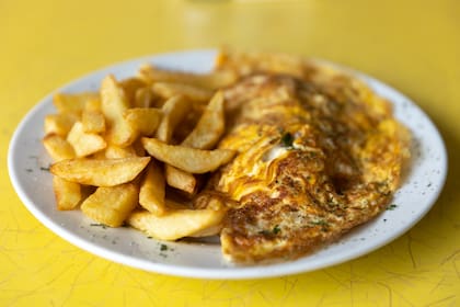 El omelette con papas fritas, un clásico de La Escuela.