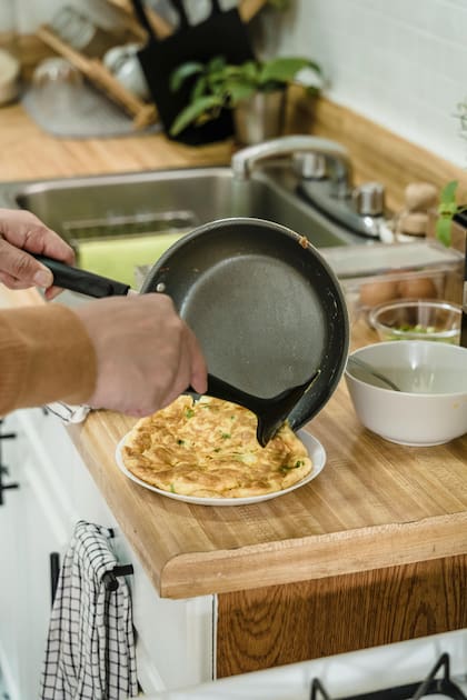 El omelette de claras de huevo con espinaca y queso fresco es una opción ligera para la cena