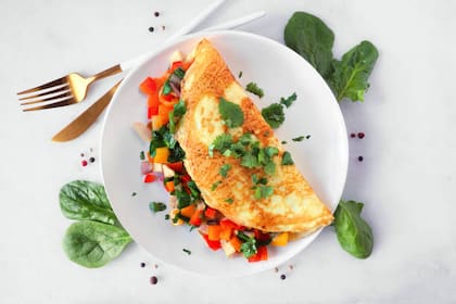 El omelette es un plato rico en proteínas y una propuesta saludable para reemplazar el exceso de comidas con harina