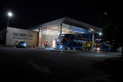 El ómnibus de Boca espera en Ezeiza a la delegación que pasó la noche en una comisaría de Belo Horizonte.