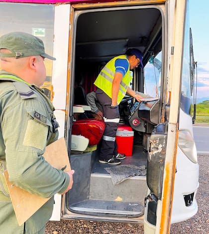 El ómnibus en el que viajaban tres menores sin documentos
