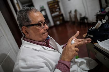 El oncólogo pediátrico Gustavo Méndez desinfecta sus manos antes de atender a un paciente en su casa después de que supuestamente fue despedido por las autoridades del Hospital de Niños Manuel de Jesús Rivera por respaldar los llamados a una cuarentena voluntaria para combatir la pandemia de coronav