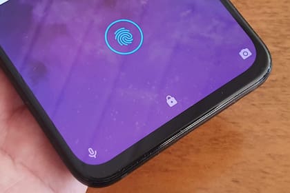 El One Zoom reduce el marco de la pantalla, aunque la mantiene recta (el panel no cae hacia los laterales)
