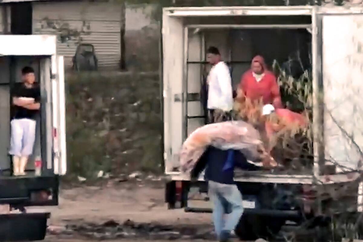 El operario con la media res ya del lado paraguayo luego de cruzar desde la Argentina
