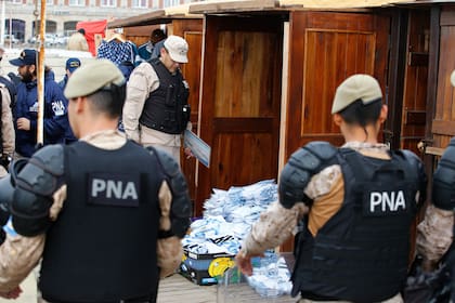 El operativo comenzó ayer a media mañana y se extendió durante más de 12 horas, con bloqueo total de los accesos al paseo informal