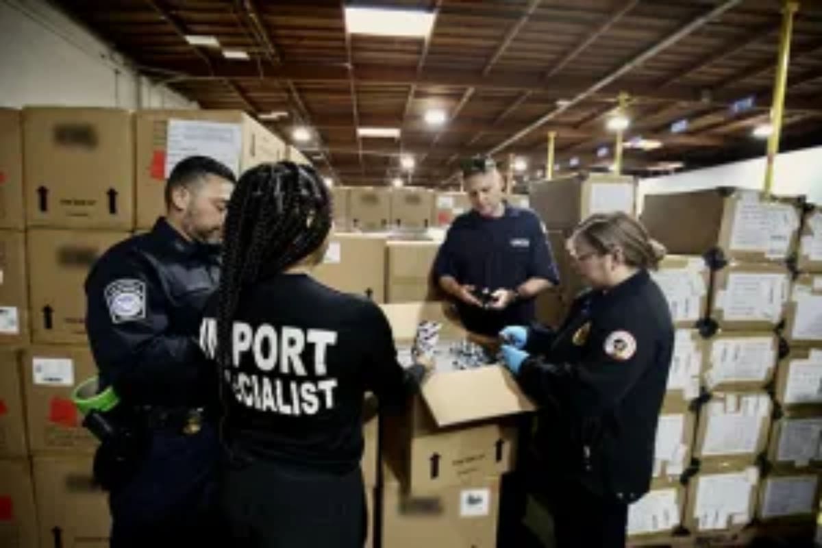 El operativo de la CBP en conjunto con la Guardia Costera y la Administración de Alimentos y Medicamentos de EE.UU.