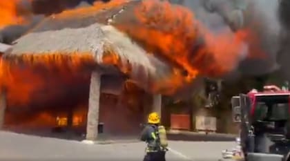 El operativo de los bomberos en pleno incendio, donde se evacuaron a más de 1690 personas