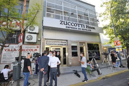 El operativo de prensa en la puerta de la casa velatoria