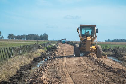 El operativo de Puerto Quequén para destrabar anegaciones incluyó motoniveladoras, retroexcavadoras y camiones volcadores