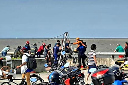 El operativo de rescate de las dos personas que cayeron al río