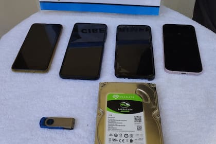 El operativo en La Matanza terminó con la detención de cinco hombres y el secuestro de una importante cantidad de dispositivos tecnológicos