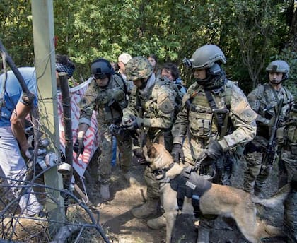 El juez encabezó la visita, en plena montaña, con efectivos policiales armados.
