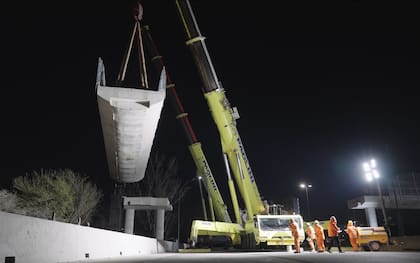 El operativo incluye el izado y posicionamiento de una de las estructuras de hormigón que formarán parte de la nueva pasarela peatonal sobre la calle Zinny
