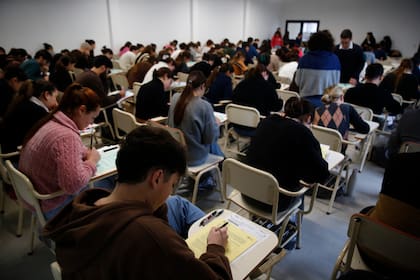 El operativo incluyó urnas selladas y traslado con cadena de custodia para garantizar la transparencia del examen