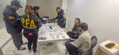 El operativo ordenado por el juez Sebastián Casanello incluyó cuatro allanamientos en la Ciudad de Buenos Aires y uno en Mar del Plata