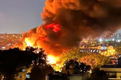 El operativo para contener las llamas del incendio en una fábrica de San Fernando demandó más de cinco horas