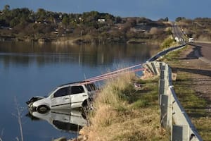 Una camioneta siguió de largo en un cruce de rutas y cayó al agua: murieron cuatro mujeres