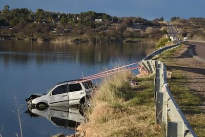 El operativo para retirar el vehículo del agua
