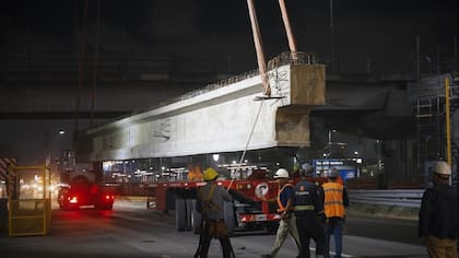 El operativo permitirá instalar las últimas vigas de las nuevas rampas que conectarán Cantilo, Lugones y Udaondo como parte de la ampliación del puente Labruna
