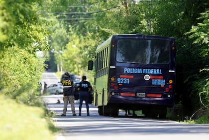 El operativo policial que se desplegó en el ingreso a la quinta de Villa Rosa