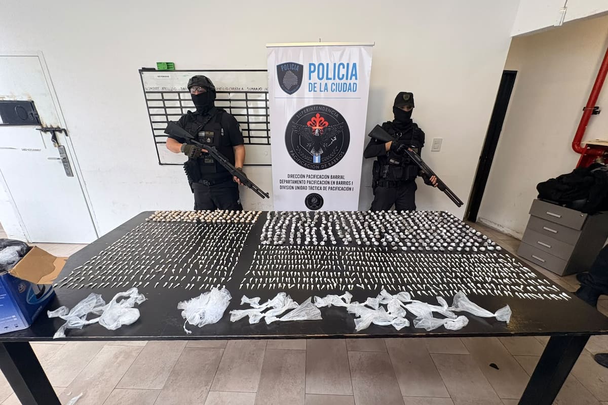 El operativo policial secuestró 1.443 envoltorios con marihuana, pasta base y cocaína