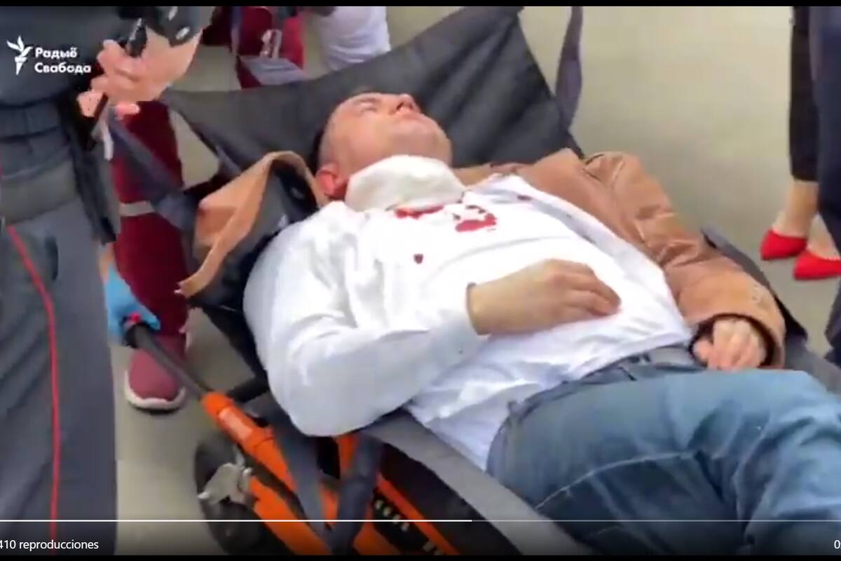 El opositor bielorruso Stepan Latypov, es trasladado luego de herirse