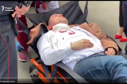 El opositor bielorruso Stepan Latypov, es trasladado luego de herirse
