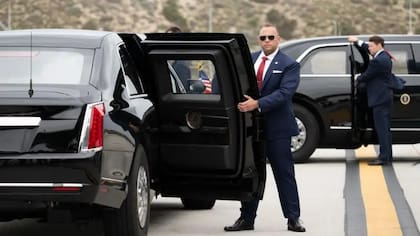 El orden de los vehículos que viajan en la enorme caravana del presidente de Estados Unidos a menudo se cambia durante el trayecto