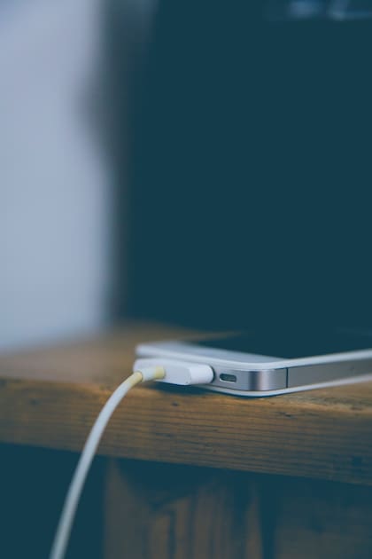 El orden para cargar correctamente el celular consiste en enchufar primero el cargador a la corriente eléctrica