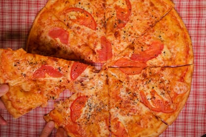 El orégano puede sumarse en las pizzas, pero también en ensaladas y sopas (imagen ilustrativa)