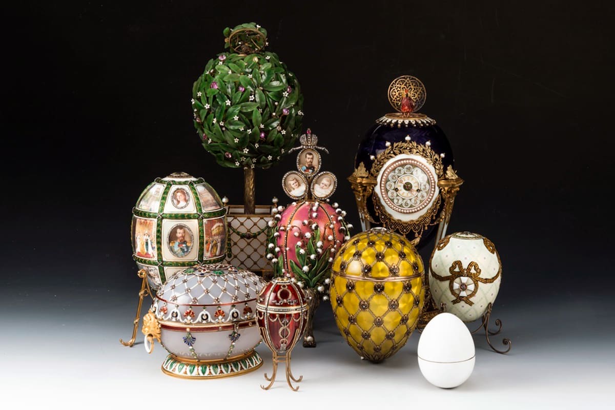 El orfebre Peter Carl Fabergé fue el responsable de la confección de estas piezas para los zares Alejandro III y Nicolás II de la dinastía Románov