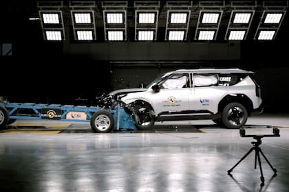 El organismo estableció que para 2026 se restará puntos a los autos que no tengan botones físicos para determinadas funciones