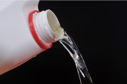 El organismo sanitario prohibió la elaboración, el uso, la comercialización y la publicidad de todos los productos domisanitarios vinculados con una marca, incluidas sus aguas lavandinas