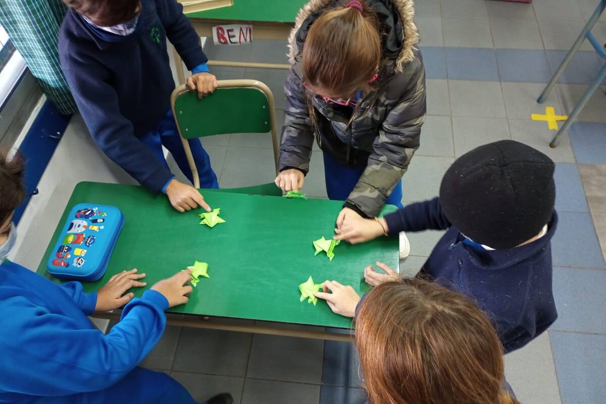 El origami facilita la concentración y la atención, favorece la motricidad fina, activa la memoria, refuerza la paciencia y la constancia