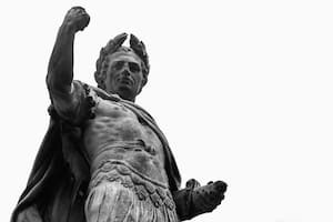 El origen de la expresión remite a las ceremonias funerarias en la Antigua Roma