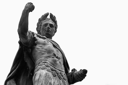 El origen de la expresión remite a las ceremonias funerarias en la Antigua Roma