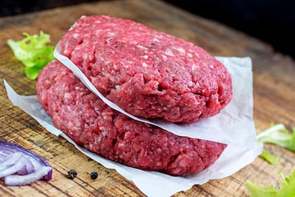 El origen principal de esta enfermedad es el consumo de carne cruda o poco cocida contaminados con la bacteria Escherichia coli.