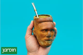 Una calabaza, un molde y un año de espera: así nació el mate con la cara del futbolista argentino
