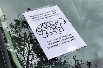 El original mensaje recurre a la ironía para darle una lección al conductor que estacionó mal el auto en La Coruña, España