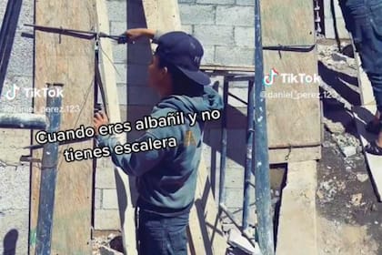 El original método de trabajo de un obrero que se volvió viral (Captura de video)