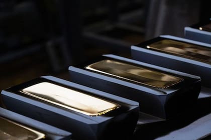 El oro es fundamental en el mercado financiero porque actúa como un activo de refugio seguro