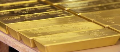 El oro tiene una baja correlación con otros activos financieros tradicionales como los bonos y las acciones, lo que ayuda a reducir el riesgo global de las inversiones