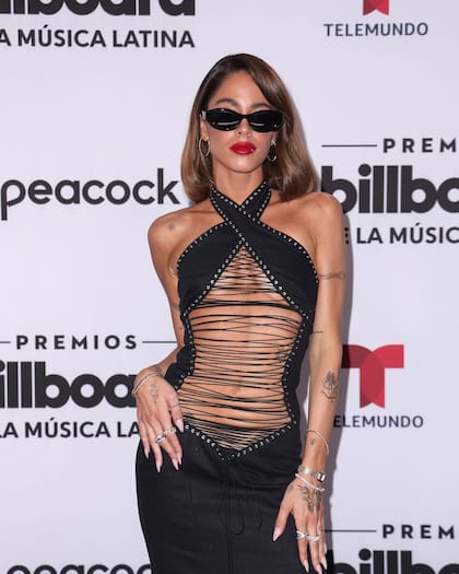 El osado look de Tini Stoessel en los Premios Billboard de la música latina 2023 (Foto: Instagram @billboardar / @telemundointl)