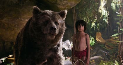 El oso Baloo y Mowgli (Neel Stehi), dos de los protagonistas del relato de Kipling que vuelve a la vida a través del cine