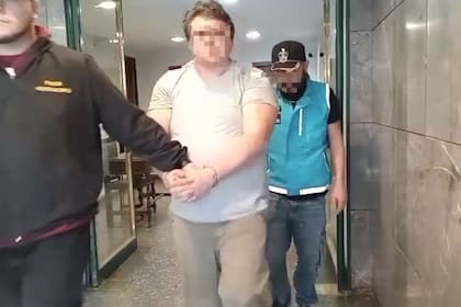 El "oso ruso" intentó romper su celular antes de ser detenido