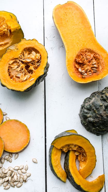 El otoño es momento de la cosecha. Dan muchos frutos y, además de consumirse recién cosechados, pueden almacenarse con el cabo entero varios meses. Para disfrutarlos, tres chefs proponen platos exquisitos que la tienen como ingrediente principal.