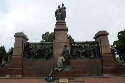 Parrili envió a Télam una imágen de otro monumento de Colón en la ciudad de Buenos Aires, con serios deterioros