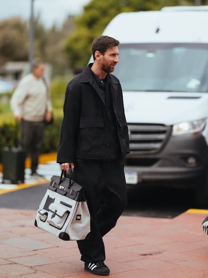 El outfit negro de pies a cabeza de Messi, coronado por un accesorio exclusivo que fue el centro de todas las miradas