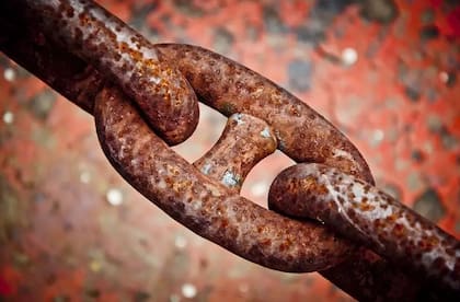 El óxido penetra en el material y lo deja inutilizable