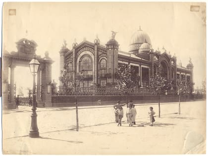 El Pabellón Argentino, a poco de ser instalado en Buenos Aires en 1894